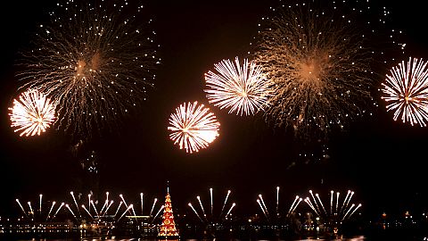 El mayor árbol de Navidad flotante del mundo ilumina Río