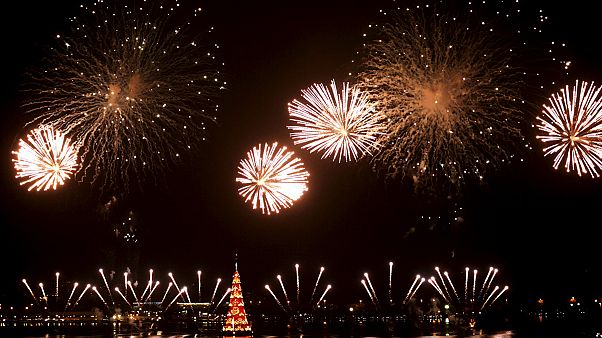 Brésil : feu d'artifice pour un sapin géant Brésil : feu d'artifice pour un sapin géant