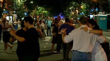 Thousands of Argentines participate in mass street tango