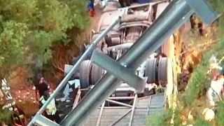 مقتل 42 شخصا إثر سقوط حافلة من جسر شمال الأرجنتين