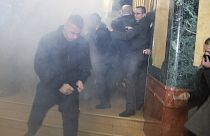 الغاز المسيل للدموع يخنق مجددا نواب البرلمان في كوسوفو