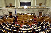 Grécia aprova medidas para desbloquear mil milhões de euros