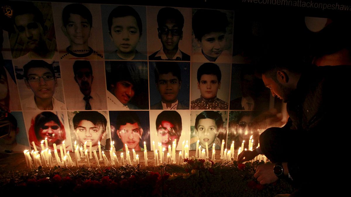 Pakisztán: megemlékeztek az egy évvel ezelőtti iskolai vérengzésről