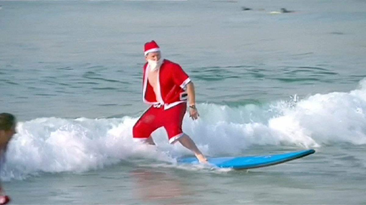 Avustralya'da Noel baba kostümlü sörfçülerden dünya rekoru