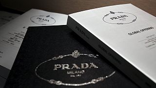 Prada: Queda nas vendas puxa ações para mínimos em Hong Kong