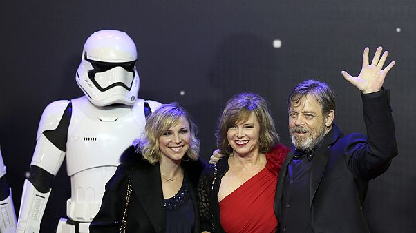 В Лондоне состоялась премьера "Звездных войн" с участием актеров саги В Лондоне состоялась премьера "Звездных войн" с участием актеров саги