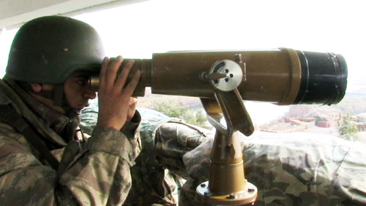 Turkey deploying 30 percent of army in Syrian border clampdown