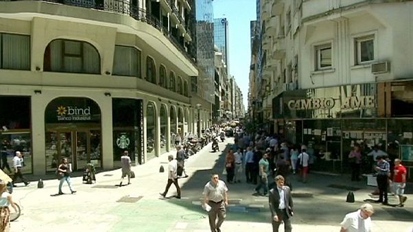 Dólar dispara após levantamento de controlo cambial na Argentina Dólar dispara após levantamento de controlo cambial na Argentina