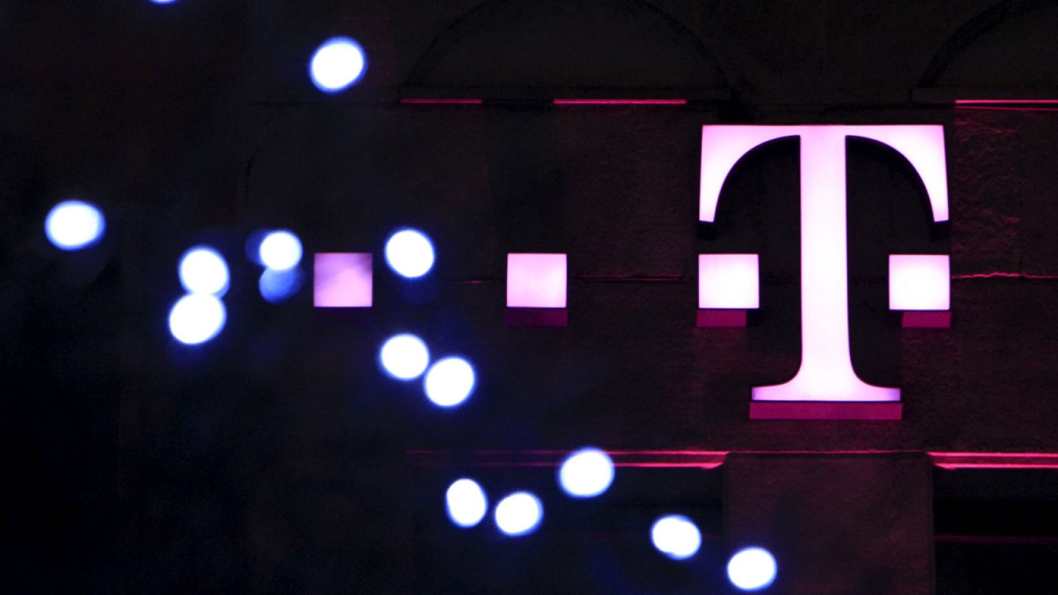 "Nyugati a zene, de keletre tart" - szerződést bont a kormány a Telekommal