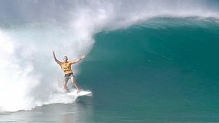 Luta pelo título mundial de surf reduzida a três