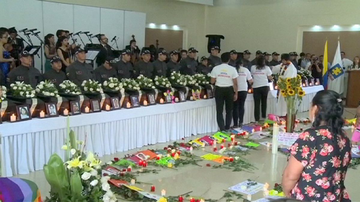 El Gobierno colombiano entrega los restos de 29 desaparecidos a sus familias