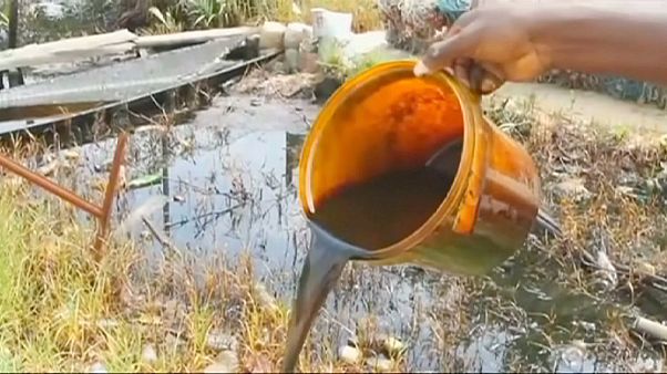 Shell holandesa condenada por derramamento de petróleo na Nigéria Shell holandesa condenada por derramamento de petróleo na Nigéria