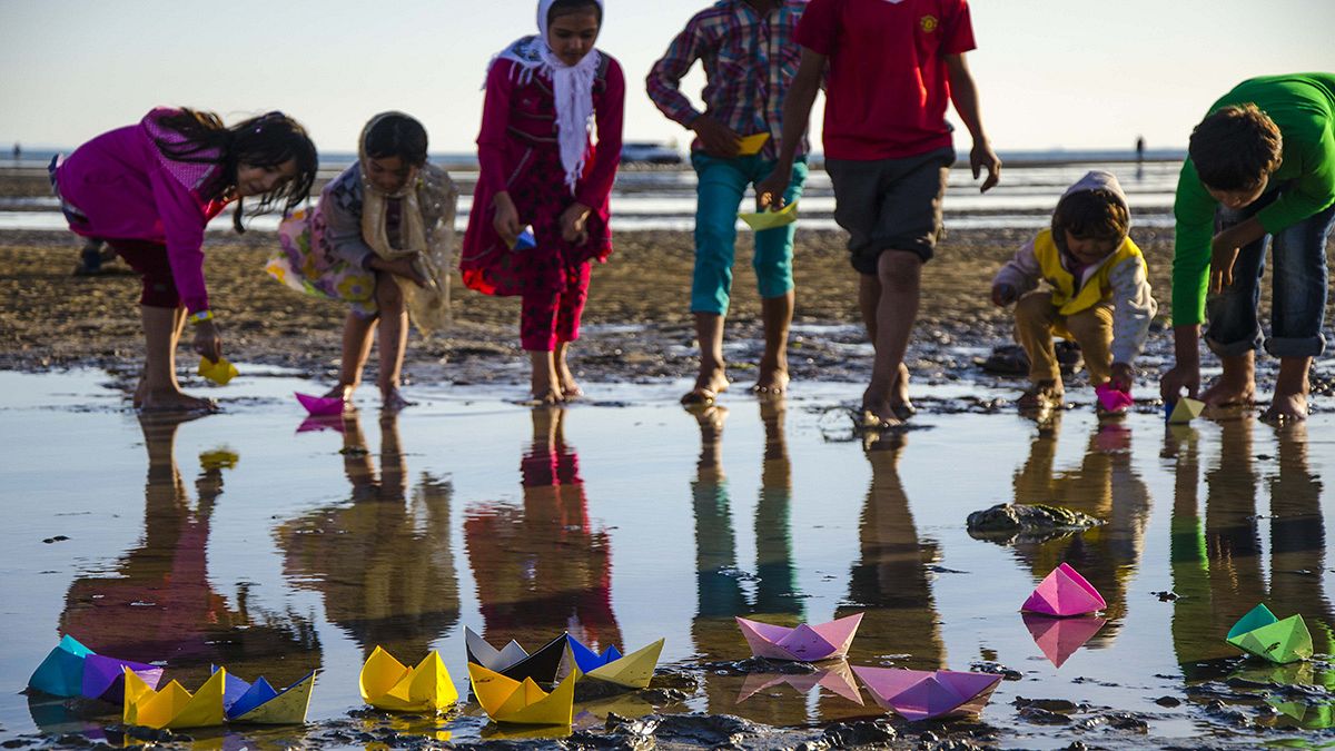 کودکان کار هرمزگان قایق های کاغذی را به یاد پناهجویان سرگردان به آب انداختند