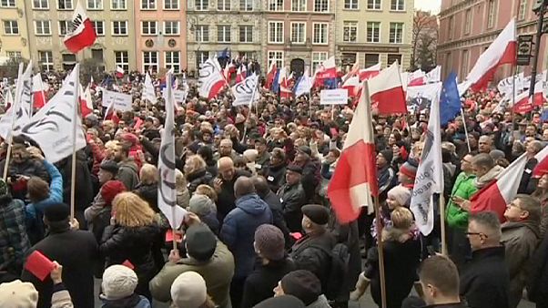 Les Polonais dans la rue pour défendre la démocratie Les Polonais dans la rue pour défendre la démocratie