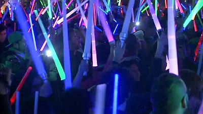 Fans de Star Wars celebran el estreno de la última película de la saga con combate récord de espadas luminosas