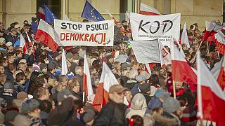 Polonya'da binlerce kişi 'diktatörlüğe' karşı yürüyor