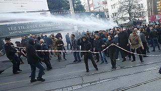 Istanbul, centinaia di curdi in piazza Taksim manifestano contro la repressione di Ankara