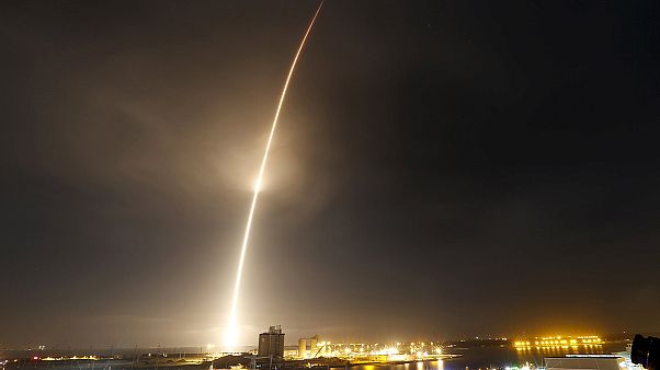 Space X realiza el primer vuelo espacial comercial con un cohete reutilizable Space X realiza el primer vuelo espacial comercial con un cohete reutilizable