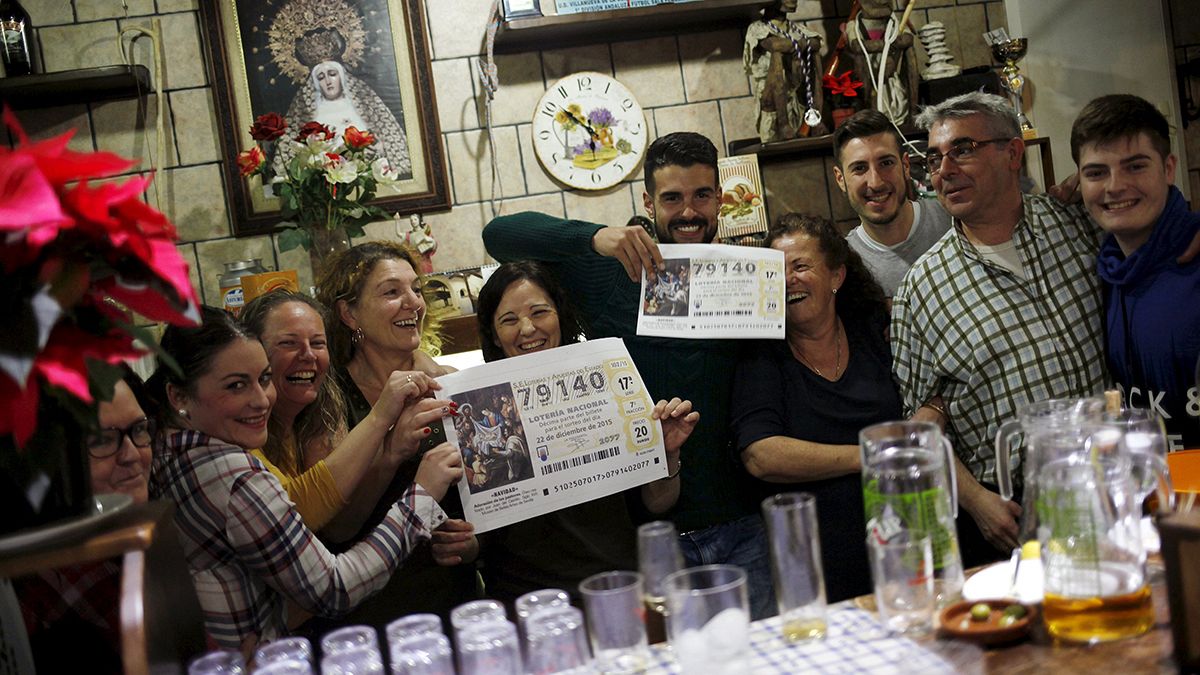 إسبانيا: سكان بلدة روكويتاس دي مار يحتفلون بفوزهم باليانصيب