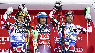 Hirscher megúszta, kikapott és vezet