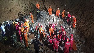 امدادگران دو نفر را هفتاد ساعت پس از رانش زمین در «شن جن» زنده یافتند
