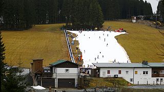 Los cañones de nieve artificial salvan las estaciones de esquí centroeuropeas por Navidad