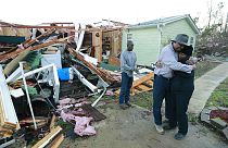 В США растет число жертв ураганов и торнадо