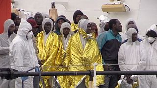 Migrantes tentam chegar a Itália, atravessar o Canal da Mancha e entrar em Ceuta