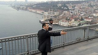 اردوغان يقنع مواطنا تركيا بالعدول عن الانتحار في إسطنبول
