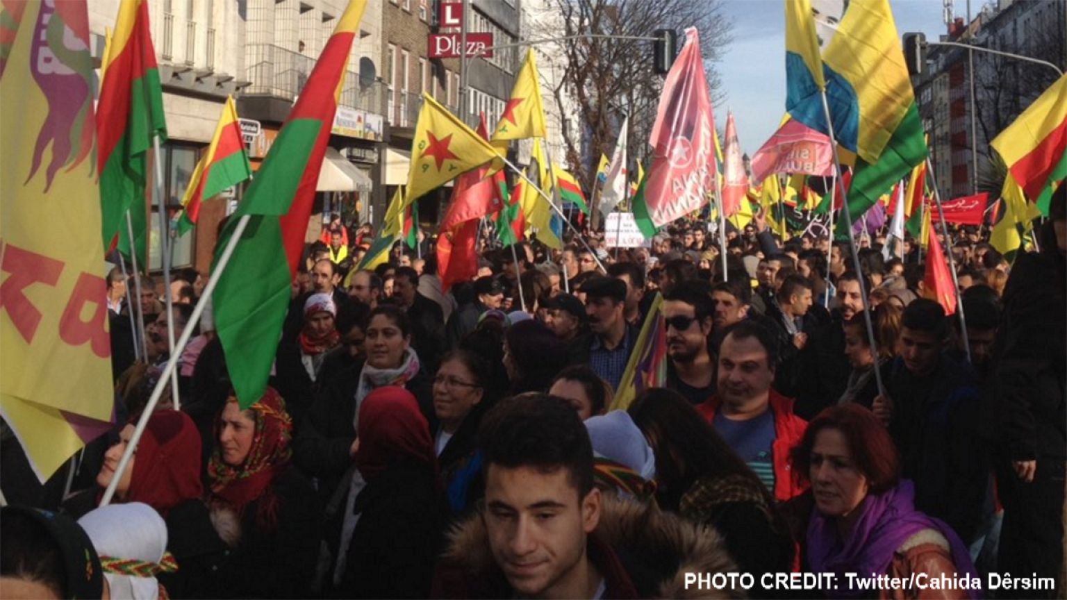 Tausende protestieren in Düsseldof gegen "Massaker an Kurden" in der Türkei