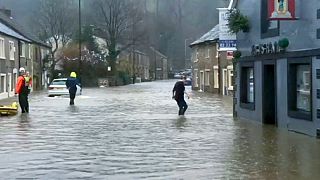 أمطار وفيضانات تجتاح بريطانيا وتتسبب في إجلاء مئات السكان
