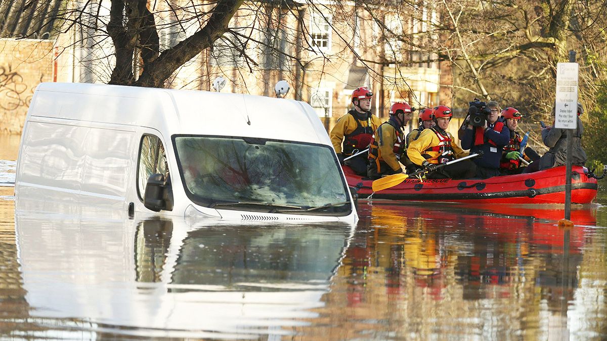 Centenares de personas evacuadas en el Reino Unido a causa de las inundaciones