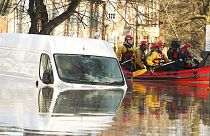 Reino Unido: Milhares de casas evacuadas e centenas de desalojados devido a inundações