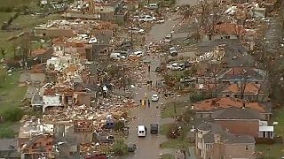Stati Uniti, i tornado spazzano anche il Texas: i morti salgono ad almeno 28