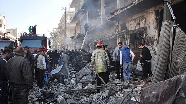 عشرات القتلى والجرحى في تفجيرين انتحاريين بحي الزهراء في حمص عشرات القتلى والجرحى في تفجيرين انتحاريين بحي الزهراء في حمص