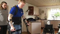 Exo-skelett: Mann kann wieder gehen