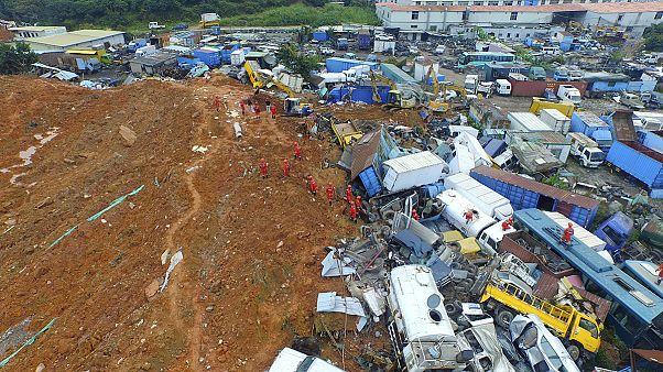 China: doce detenidos por el alud de una montaña de escombros China: doce detenidos por el alud de una montaña de escombros