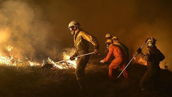 Decine di incendi devastano la Spagna settentrionale Decine di incendi devastano la Spagna settentrionale