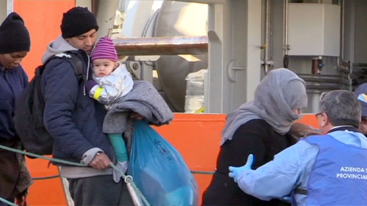 Akdeniz'den toplanan göçmenler Sicilya'da