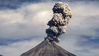 El volcán Colima emite fumarolas a dos kilómetros de altura