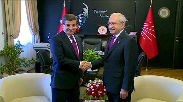 Gobierno y oposición difieren sobre cómo reformar la Constitución en Turquía Gobierno y oposición difieren sobre cómo reformar la Constitución en Turquía
