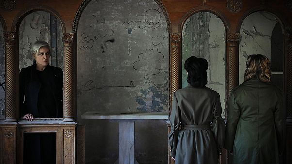 «Που είναι η μάνα σου μωρή» «Που είναι η μάνα σου μωρή»