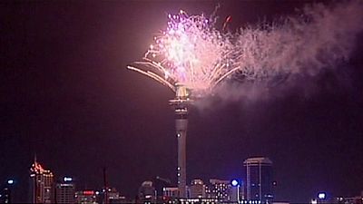 Fuegos artificiales iluminan la bienvenida al año nuevo en Nueva Zelanda