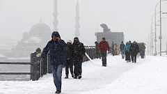 Postkarten-Panorama und Verkehrschaos: Istanbul unter dem Schneemantel