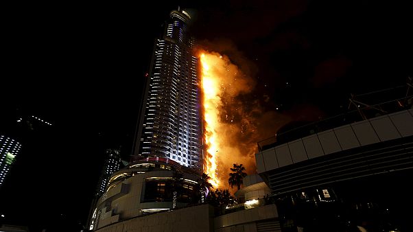 Dubai: vasto incendio in un grattacielo del centro città. Nessun ferito Dubai: vasto incendio in un grattacielo del centro città. Nessun ferito