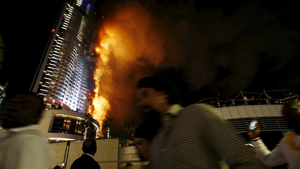 Дубаи: фейерверк на фоне пожара