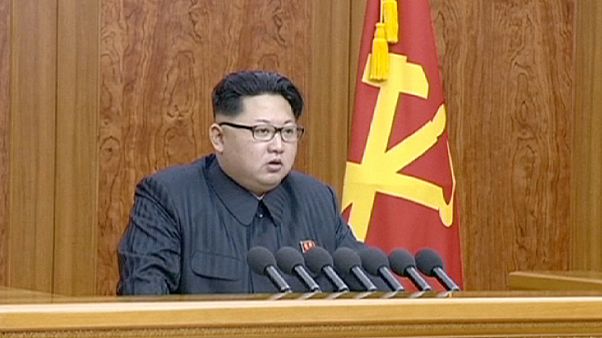 Líder norte-coreano diz que responderá a "agitadores" com "guerra sagrada" Líder norte-coreano diz que responderá a "agitadores" com "guerra sagrada"