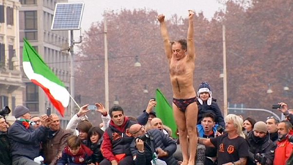Tuffi di Capodanno: da Roma alla Siberia, tutti in acqua per salutare il 2016 Tuffi di Capodanno: da Roma alla Siberia, tutti in acqua per salutare il 2016