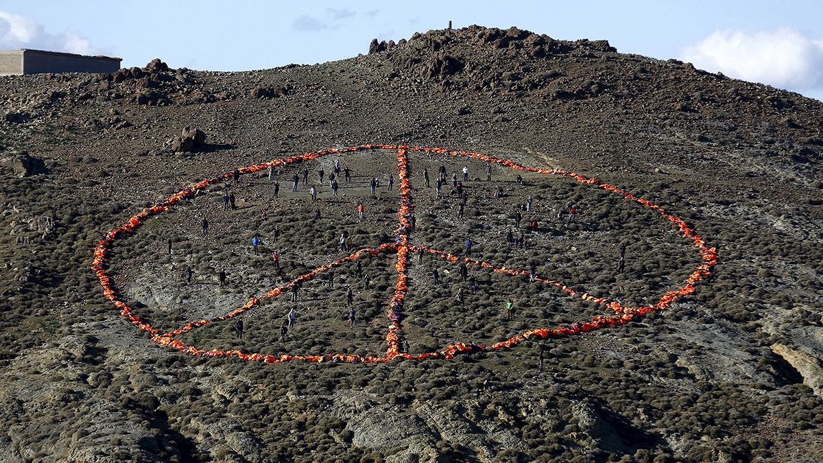 Λέσβος: Έφτιαξαν το σύμβολο της ειρήνης με τα σωσίβια των προσφύγων