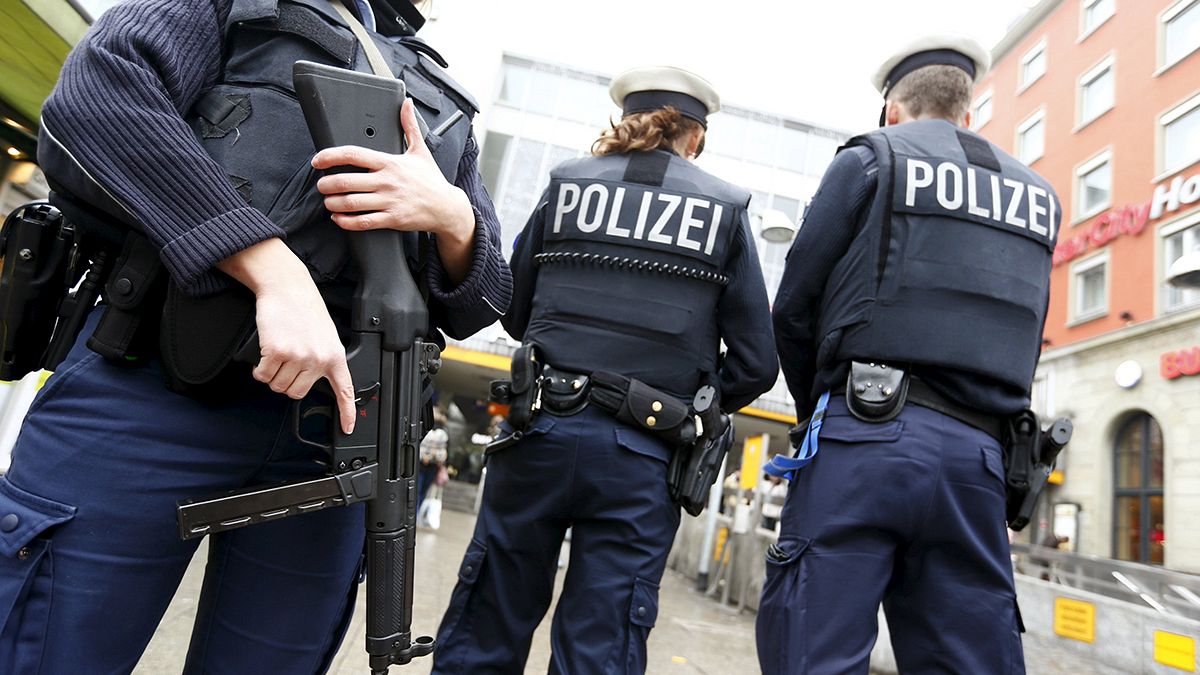 Alman polisi Münih'te kuş uçurtmadı